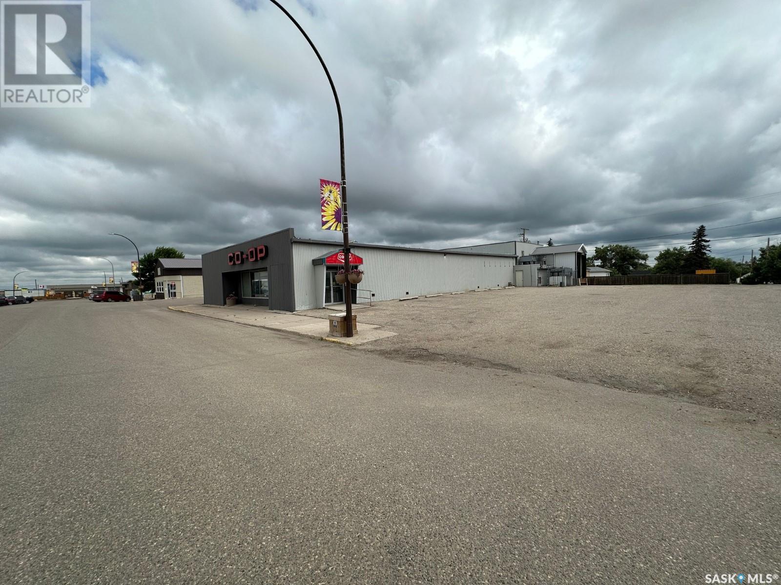 203 Main Street, Eston, Saskatchewan  S0L 1A0 - Photo 2 - SK977595