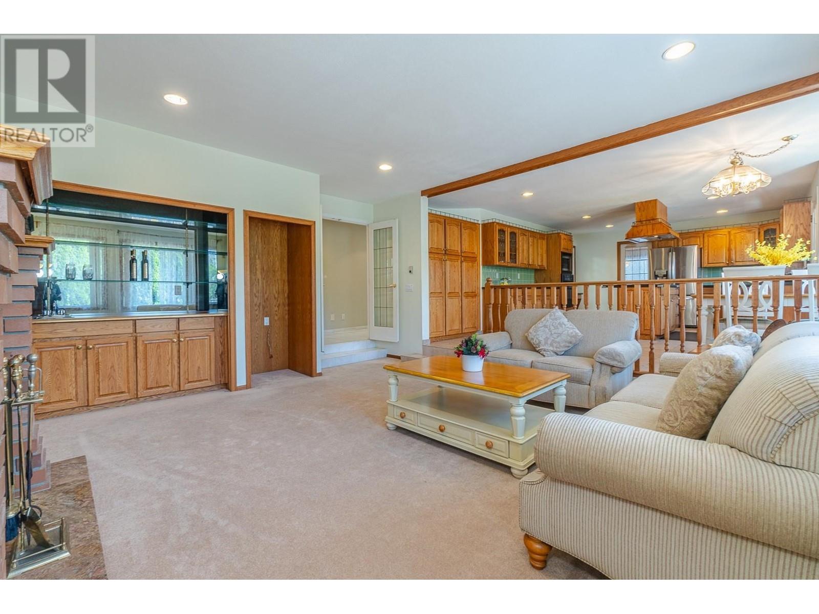 Listing Picture 10 of 31 : 6865 GRANT PLACE, Burnaby / 本拿比 - 魯藝地產 Yvonne Lu Group - MLS Medallion Club Member