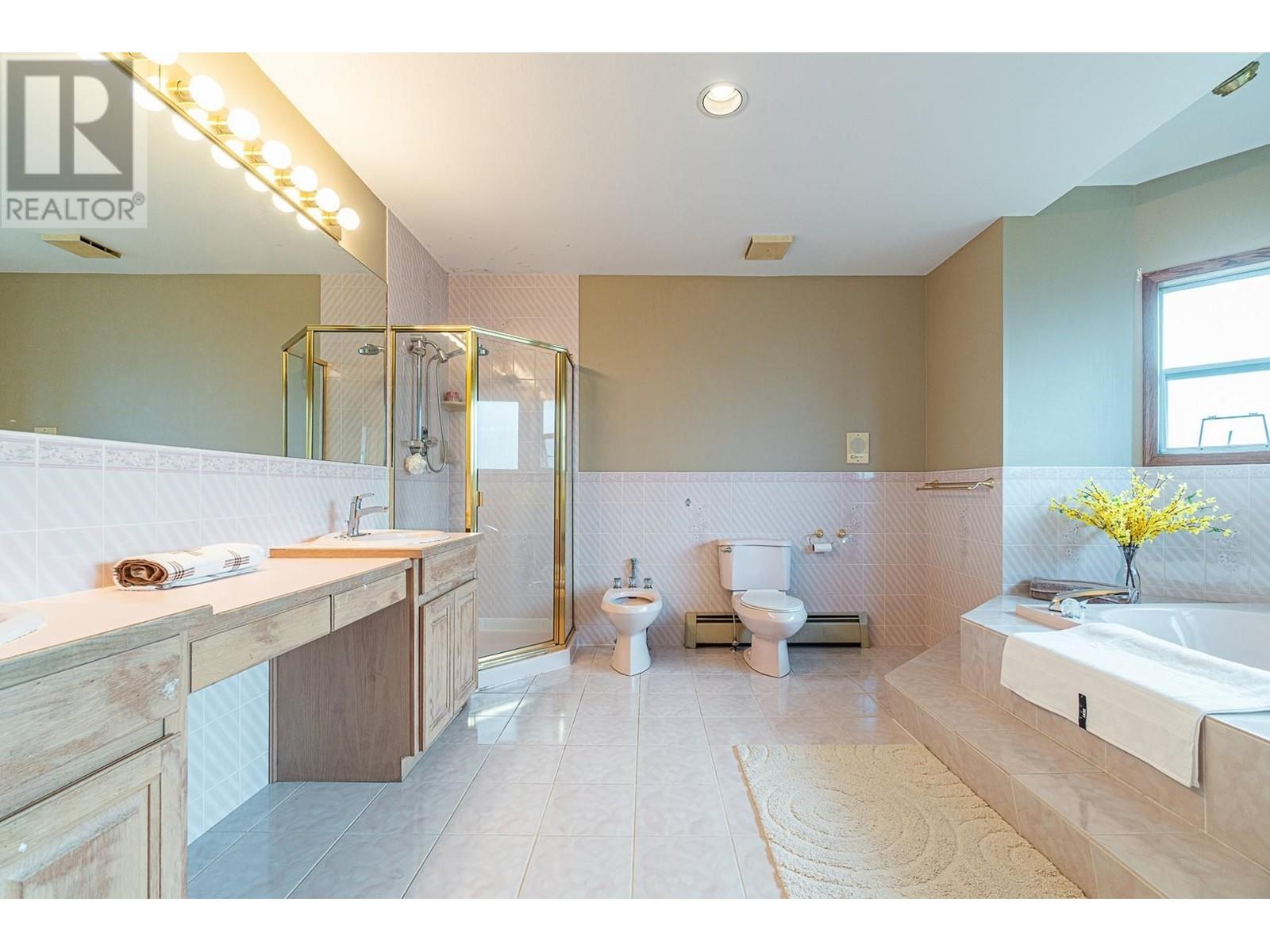 Listing Picture 18 of 31 : 6865 GRANT PLACE, Burnaby / 本拿比 - 魯藝地產 Yvonne Lu Group - MLS Medallion Club Member