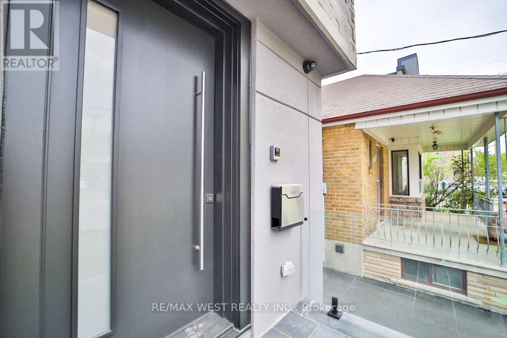 133 Times Road, Toronto W04, Ontario  M6B 3M3 - Photo 2 - W9056456