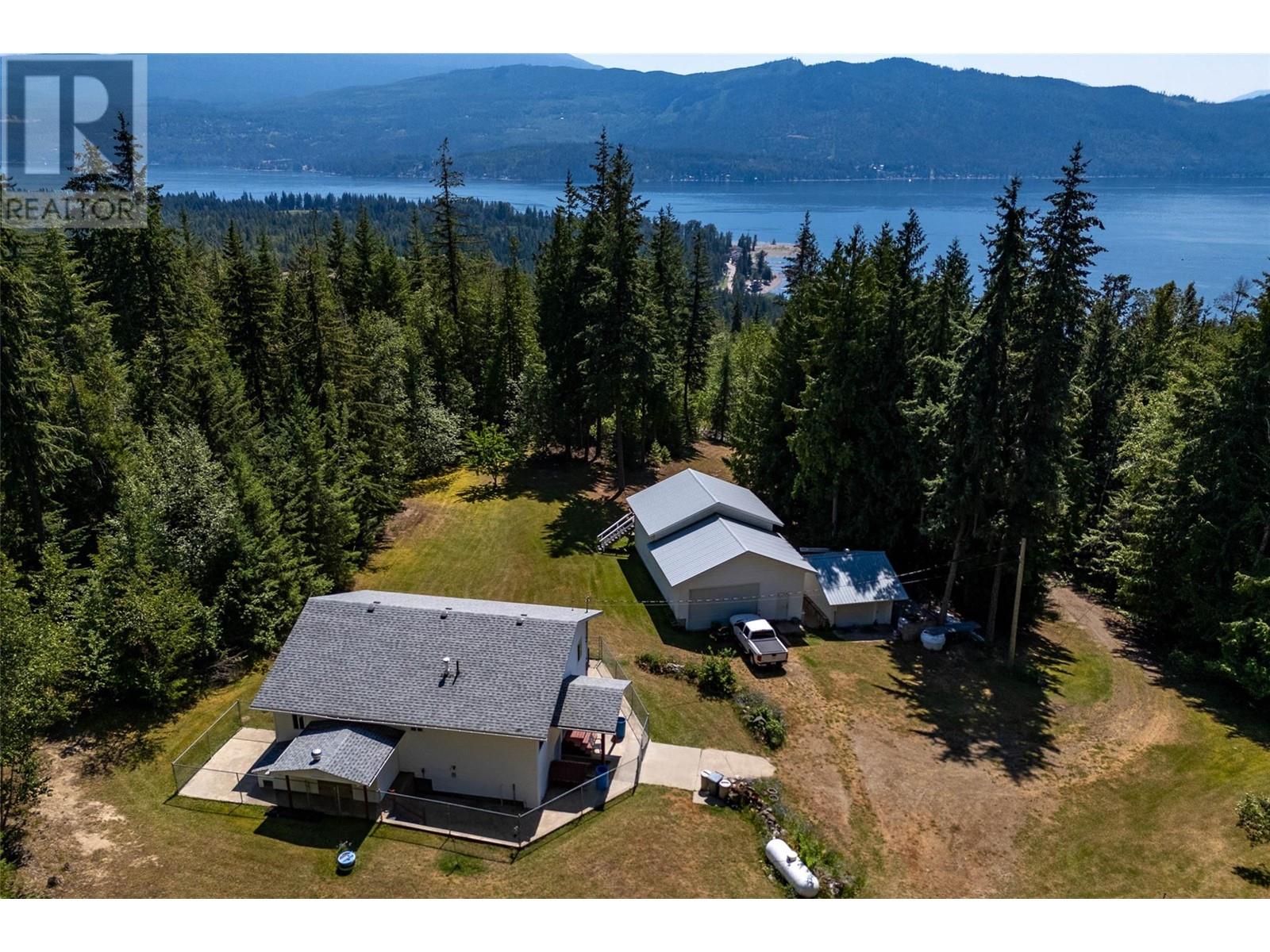6803 Magna Bay Drive, Magna Bay, British Columbia