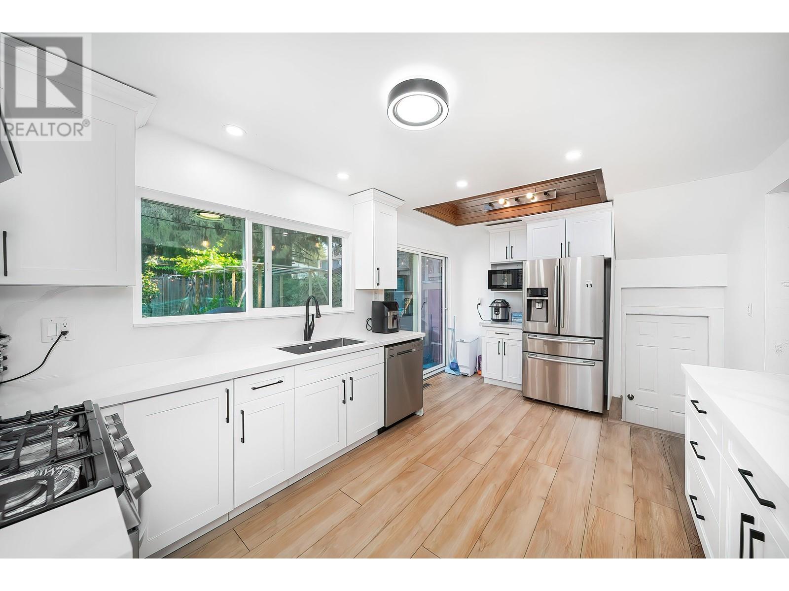 2011 Paulus Crescent, Burnaby, British Columbia  V5A 2M2 - Photo 10 - R2907687