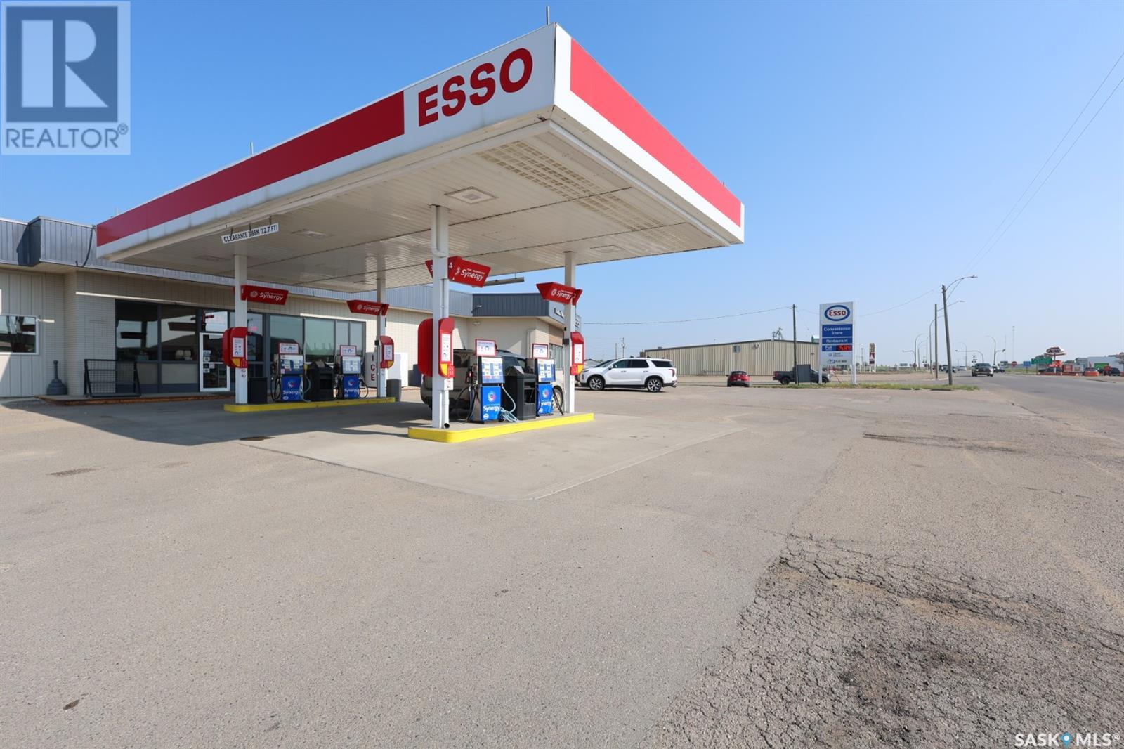 200 4 Highway N, Rosetown, Saskatchewan  S0L 2V0 - Photo 2 - SK978012