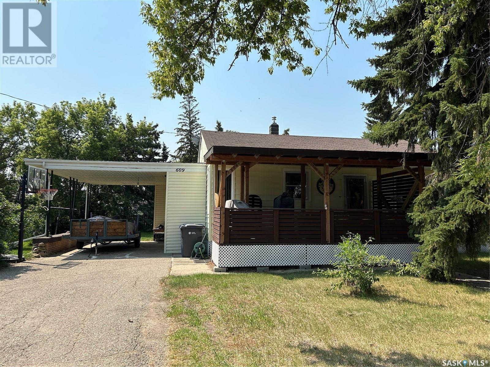 609 Walsh Avenue, Oxbow, Saskatchewan  S0C 2B0 - Photo 1 - SK978051