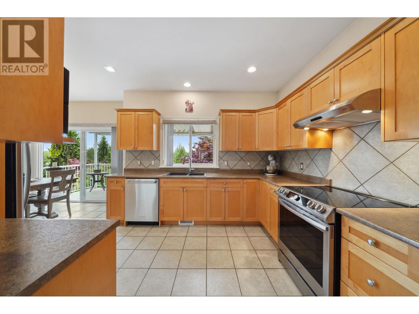 816 Huber Drive, Port Coquitlam, British Columbia  V3B 2S9 - Photo 5 - R2910750