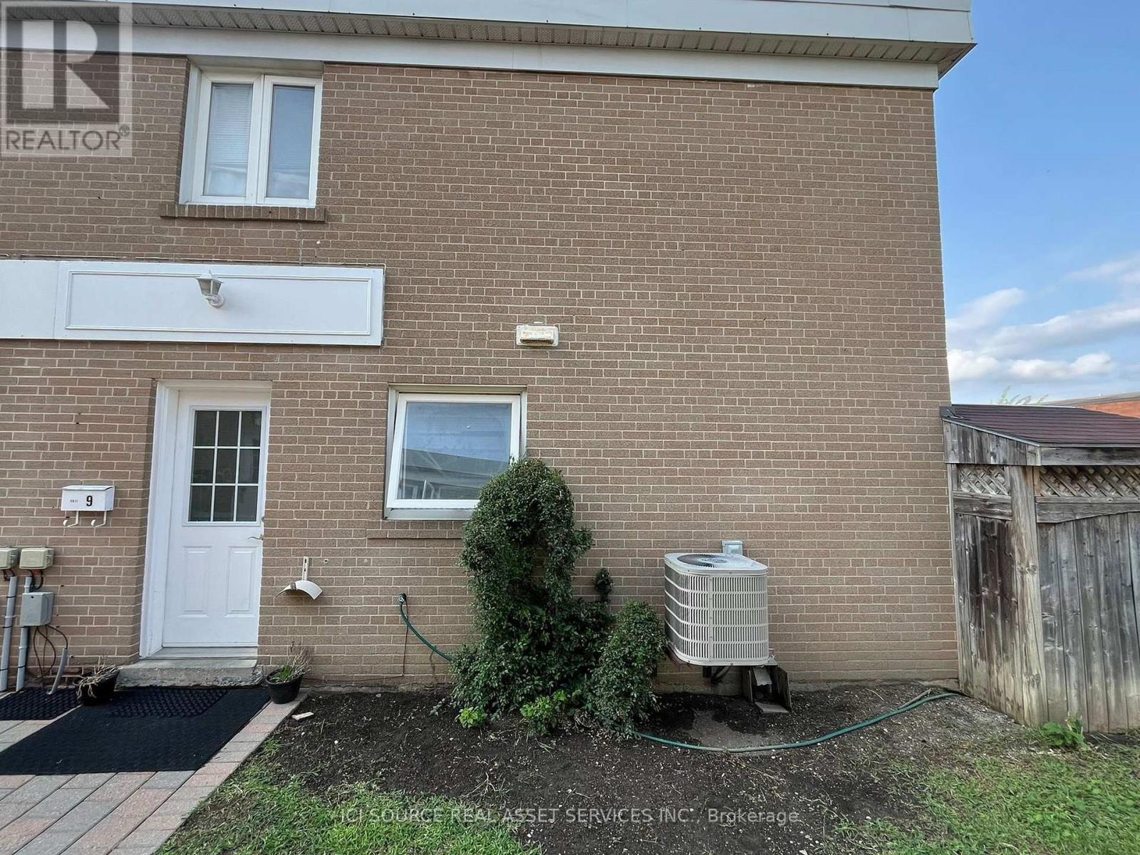 9 Town House Crescent, Brampton (Brampton East), Ontario  L6W 3C3 - Photo 11 - W9232976