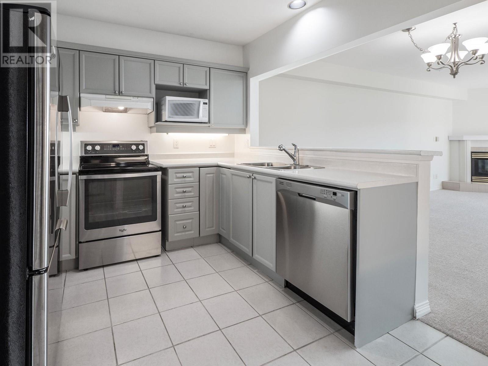 203 5780 Trail Avenue, Sechelt, British Columbia  V7Z 0K5 - Photo 2 - R2910851