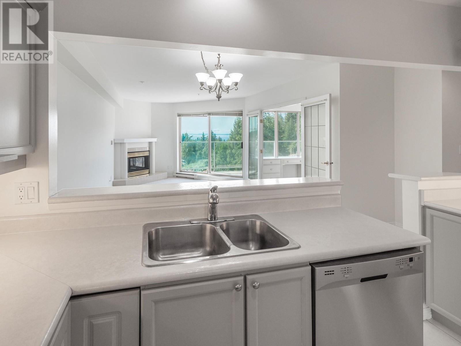 203 5780 Trail Avenue, Sechelt, British Columbia  V7Z 0K5 - Photo 4 - R2910851