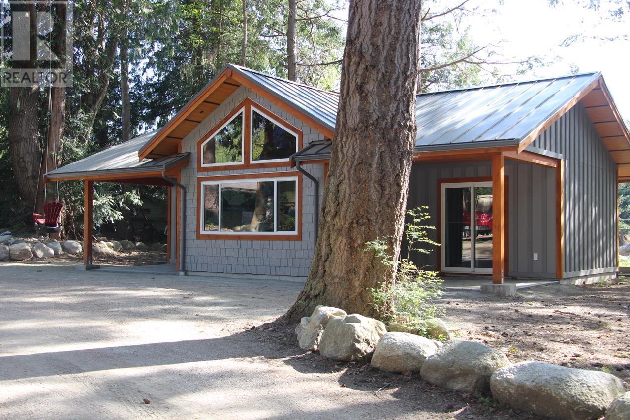 7858-7860 Redrooffs Road, Halfmoon Bay, British Columbia  V7Z 1A4 - Photo 1 - R2910840