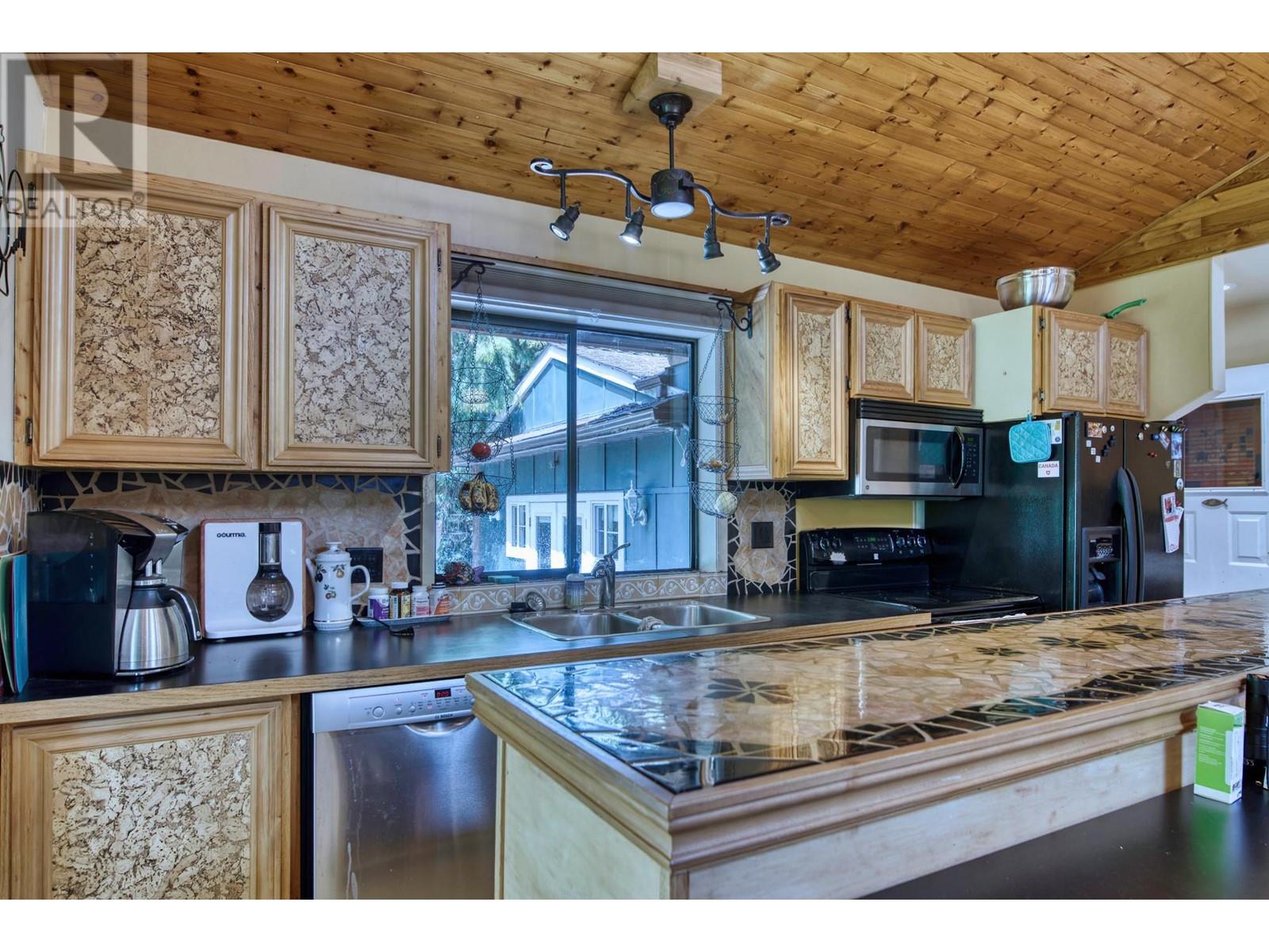 7858-7860 Redrooffs Road, Halfmoon Bay, British Columbia  V7Z 1A4 - Photo 10 - R2910840