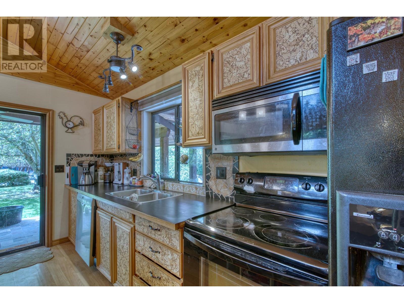 7858-7860 Redrooffs Road, Halfmoon Bay, British Columbia  V7Z 1A4 - Photo 11 - R2910840