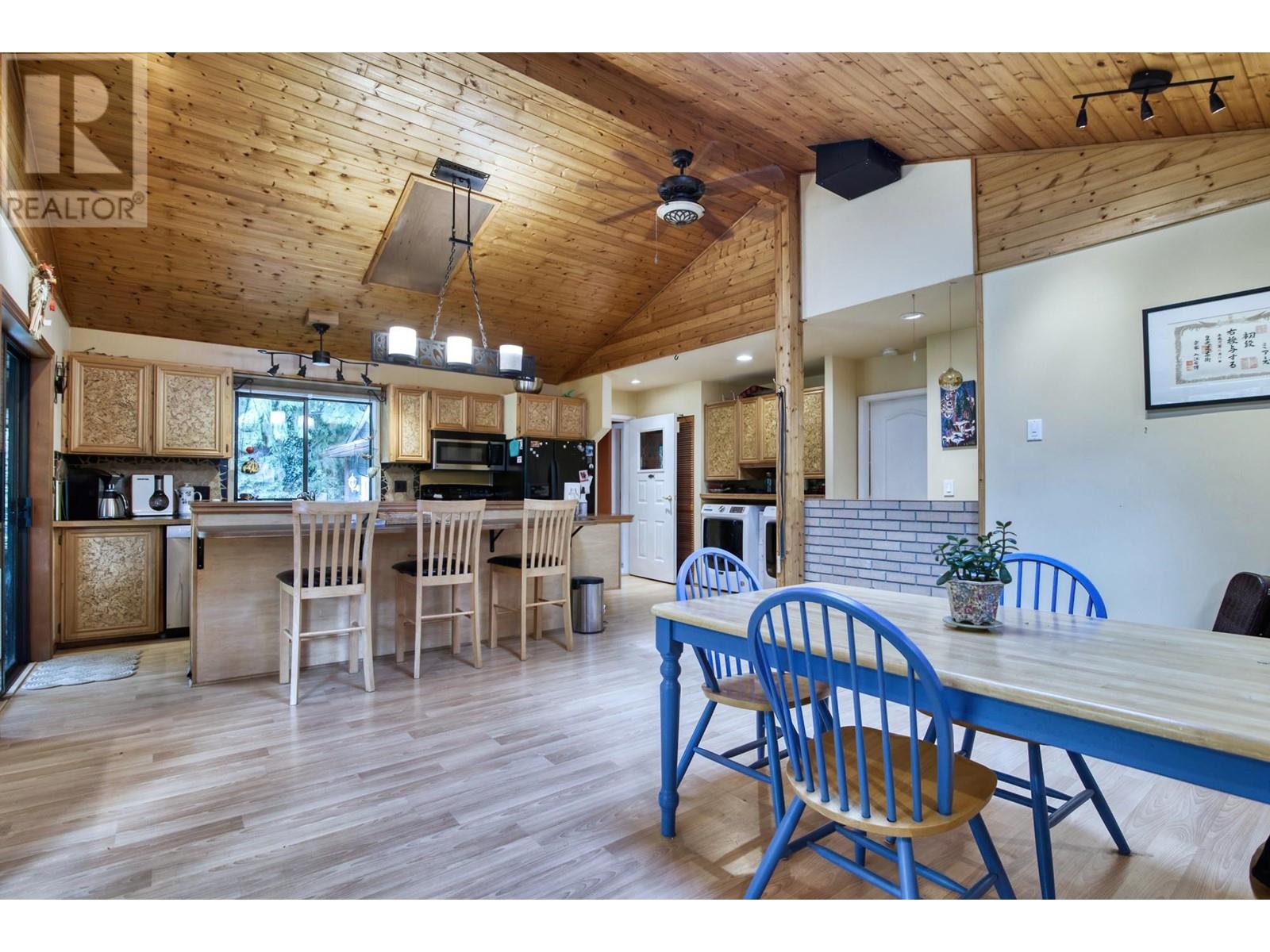 7858-7860 Redrooffs Road, Halfmoon Bay, British Columbia  V7Z 1A4 - Photo 12 - R2910840
