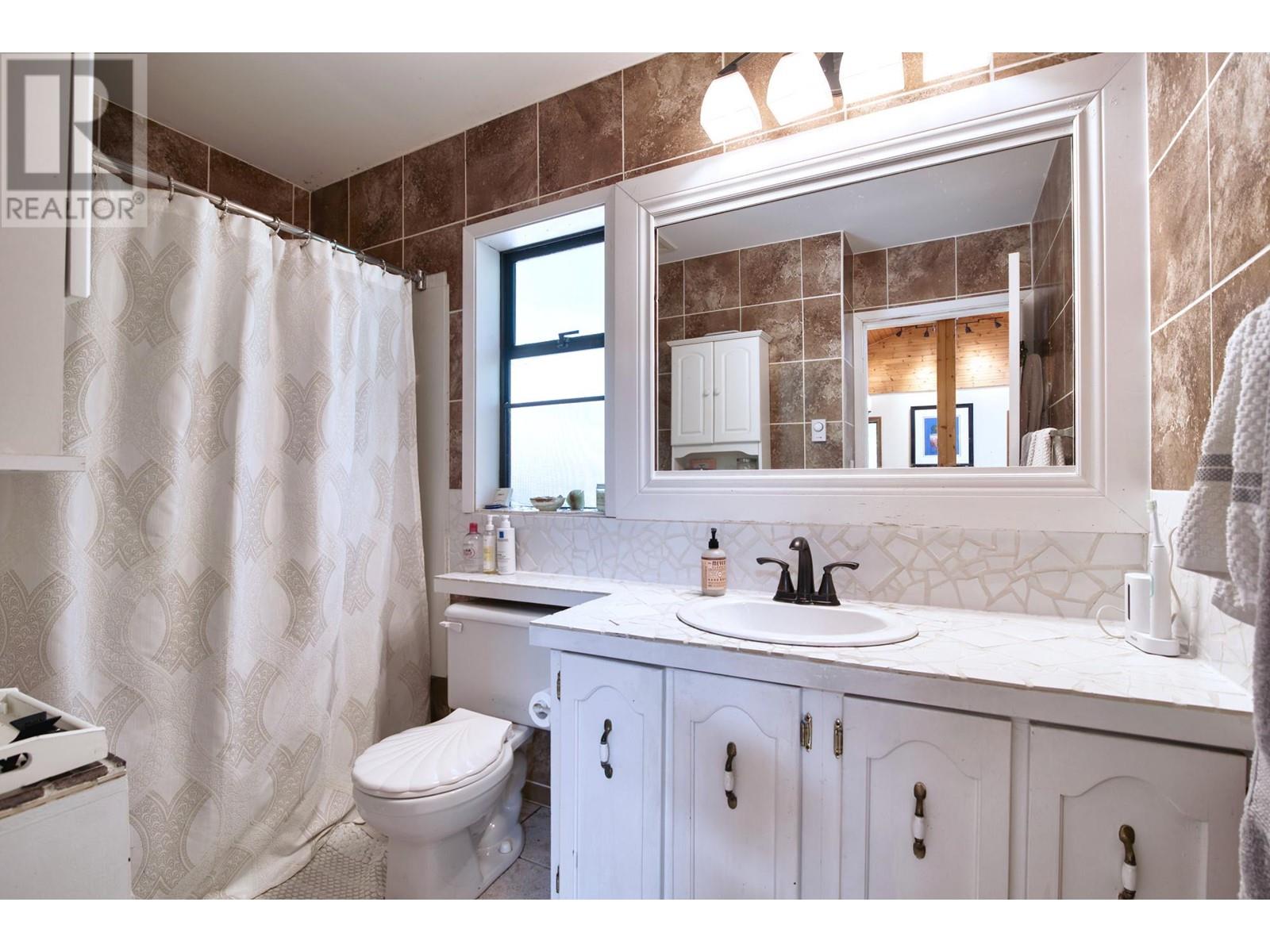 7858-7860 Redrooffs Road, Halfmoon Bay, British Columbia  V7Z 1A4 - Photo 15 - R2910840