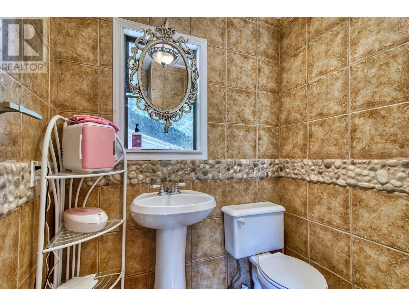 7858-7860 Redrooffs Road, Halfmoon Bay, British Columbia  V7Z 1A4 - Photo 16 - R2910840