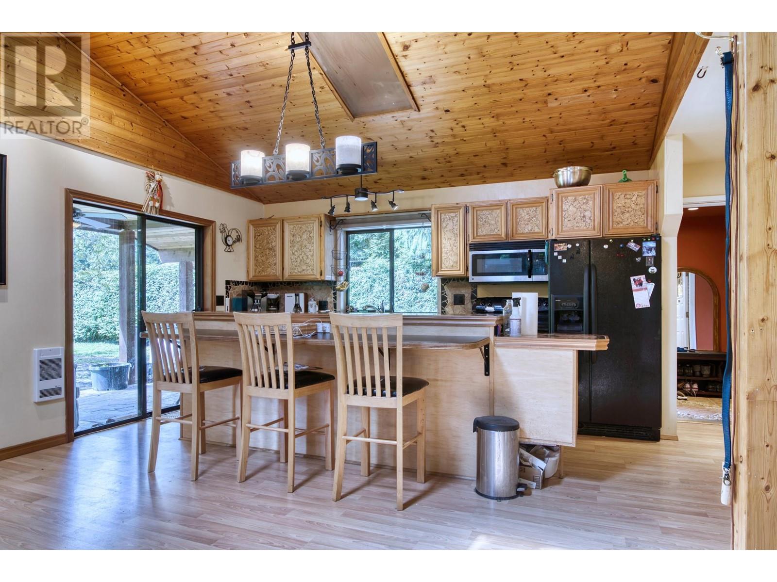 7858-7860 Redrooffs Road, Halfmoon Bay, British Columbia  V7Z 1A4 - Photo 9 - R2910840