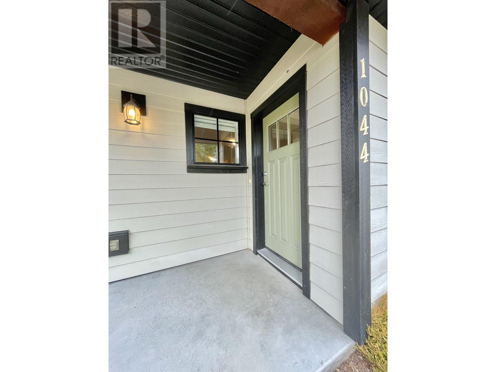 1044 Woodsworth Road, Gibsons, British Columbia  V0N 1V7 - Photo 1 - R2910847