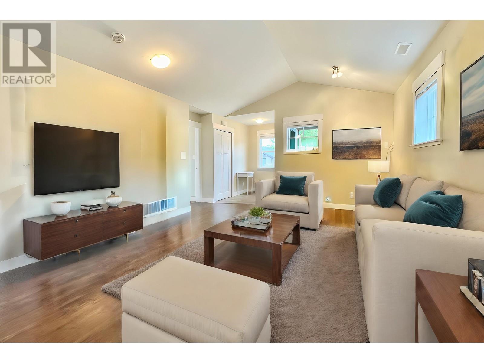 1044 Woodsworth Road, Gibsons, British Columbia  V0N 1V7 - Photo 4 - R2910847