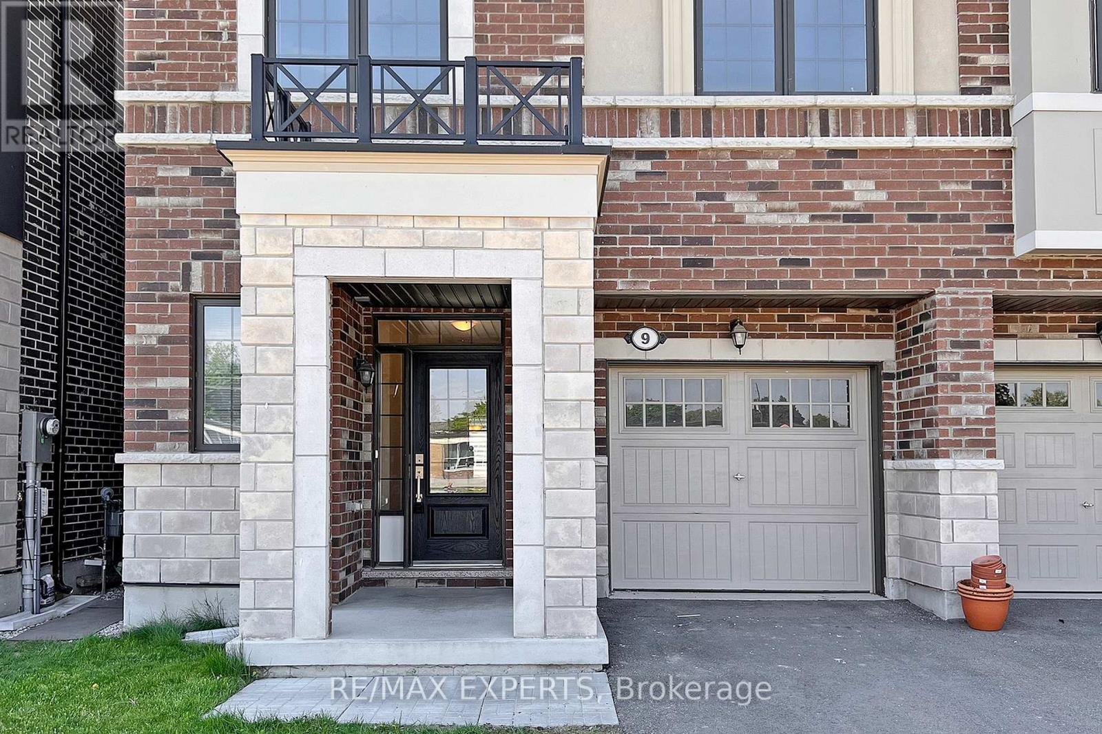 9 Father Redmond Way, Toronto (Alderwood), Ontario  M8W 0B4 - Photo 2 - W9233339