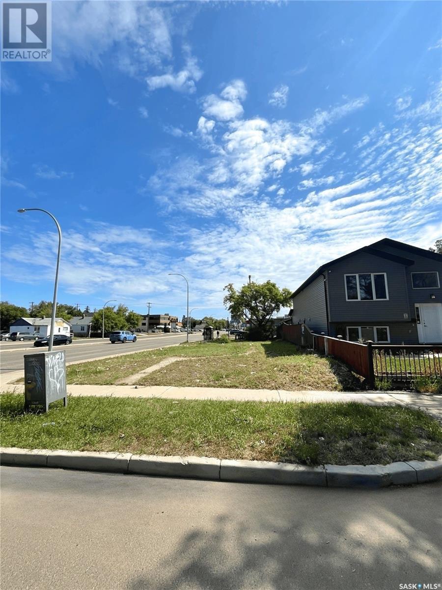 102 M Avenue S, Saskatoon, Saskatchewan  S7M 2K2 - Photo 1 - SK978233