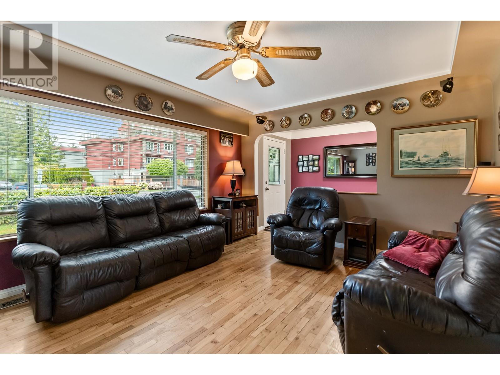 22128 119 Avenue, Maple Ridge, British Columbia  V2X 2Y8 - Photo 2 - R2911031