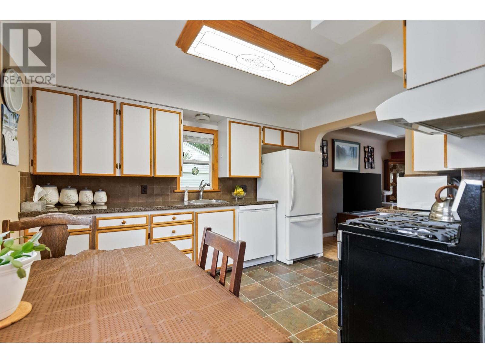 22128 119 Avenue, Maple Ridge, British Columbia  V2X 2Y8 - Photo 3 - R2911031