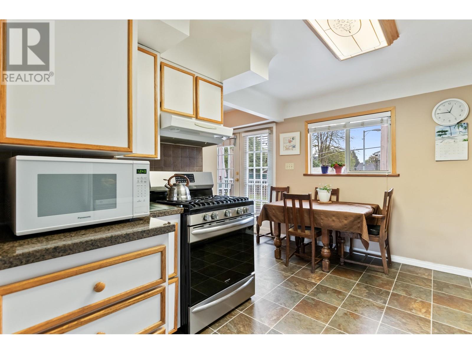 22128 119 Avenue, Maple Ridge, British Columbia  V2X 2Y8 - Photo 4 - R2911031