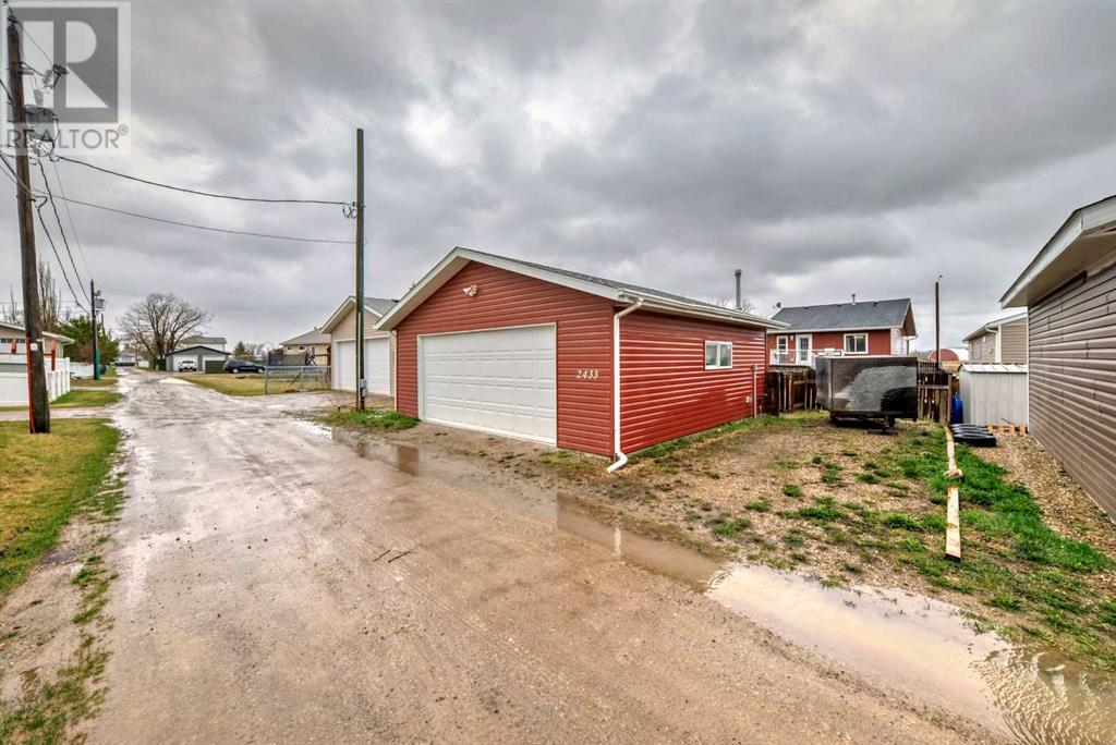 2433 Lawrence, Bowden, Alberta  T0M 0K0 - Photo 38 - A2130022