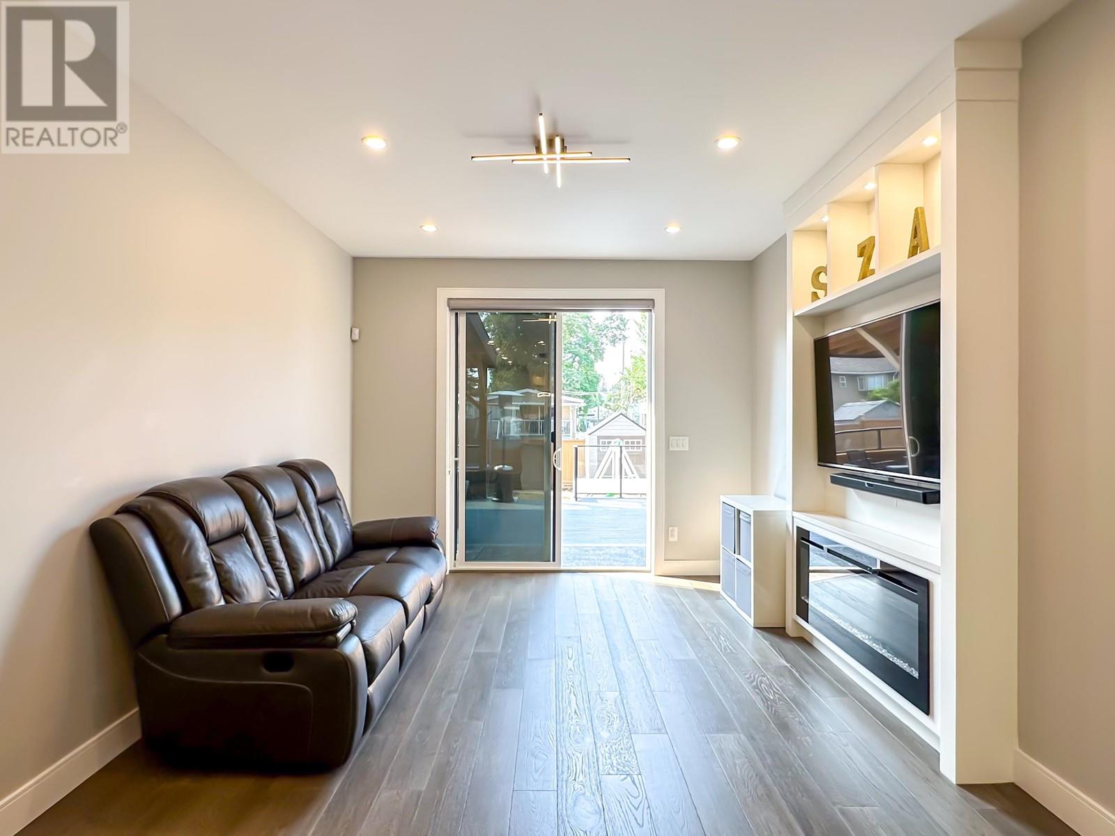7377 11th Avenue, Burnaby, British Columbia  V3N 2N2 - Photo 13 - R2911092