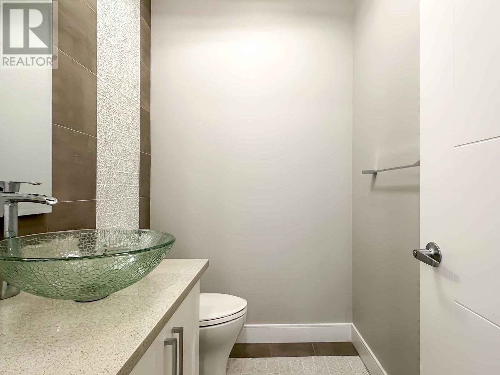 7377 11th Avenue, Burnaby, British Columbia  V3N 2N2 - Photo 16 - R2911092