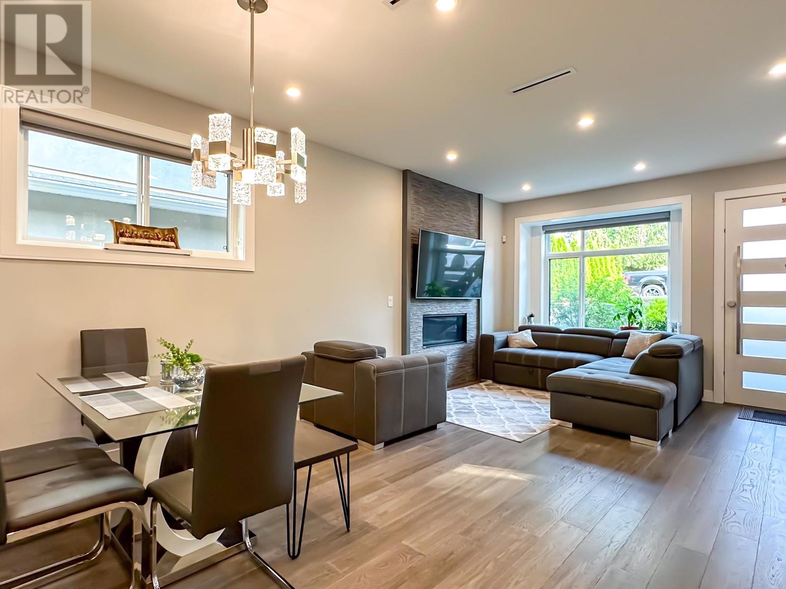 7377 11th Avenue, Burnaby, British Columbia  V3N 2N2 - Photo 4 - R2911092