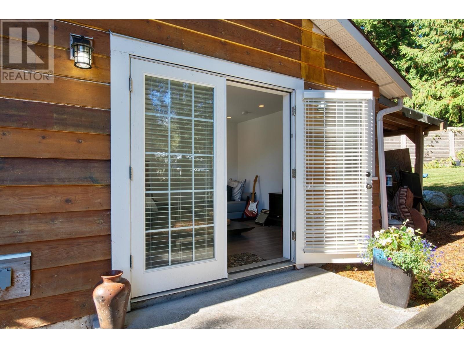 3258 Beach Avenue, Roberts Creek, British Columbia  V0N 2W2 - Photo 26 - R2911424
