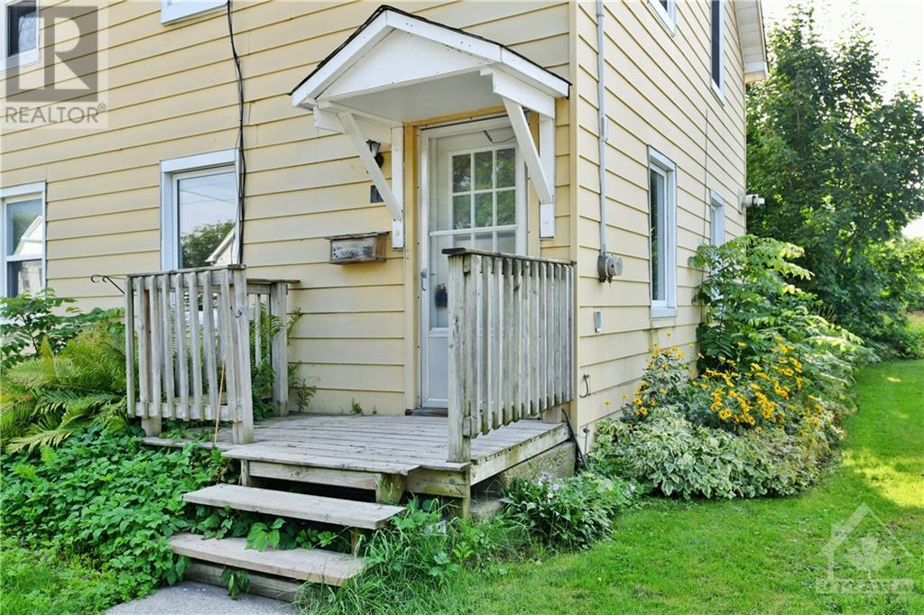 42 Montague Street, Smiths Falls, Ontario  K7A 2M1 - Photo 3 - 1405142