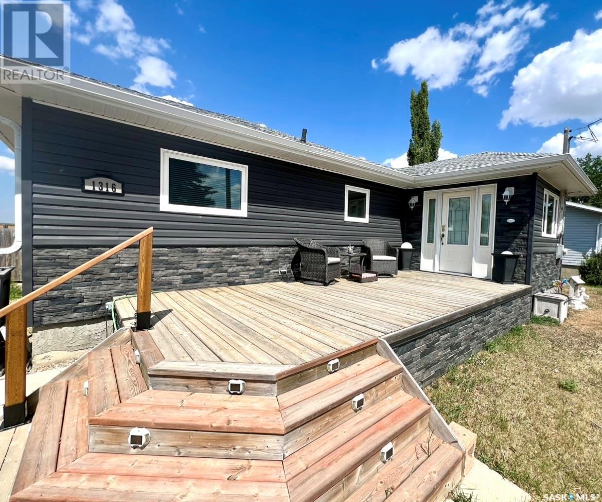 1316 Herbert Avenue, Herbert, Saskatchewan  S0N 2A0 - Photo 1 - SK979500