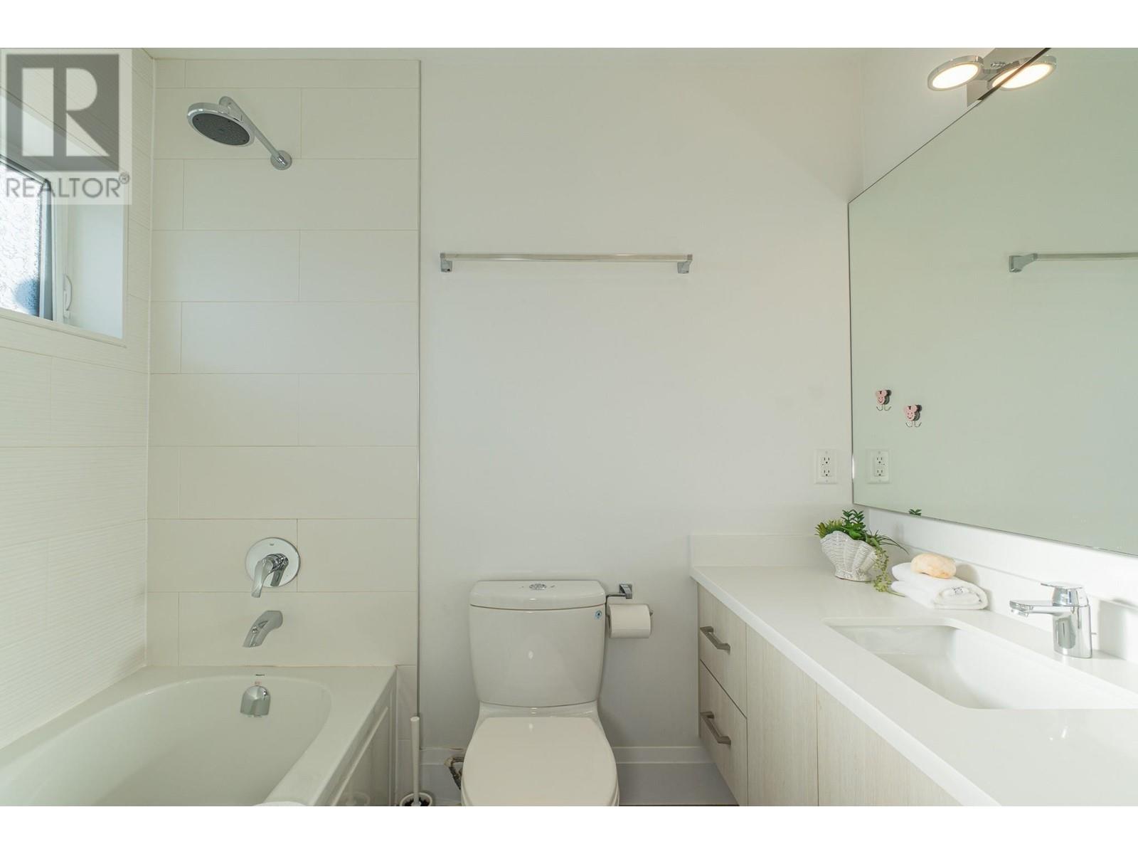 Listing Picture 16 of 27 : 3908 W 17TH AVENUE, Vancouver / 溫哥華 - 魯藝地產 Yvonne Lu Group - MLS Medallion Club Member