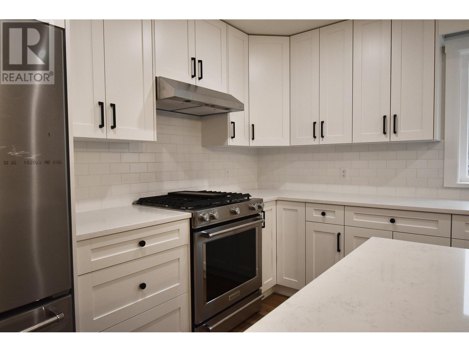 1084 Celia Crescent, Gibsons, British Columbia  V0N 1V7 - Photo 6 - R2859289