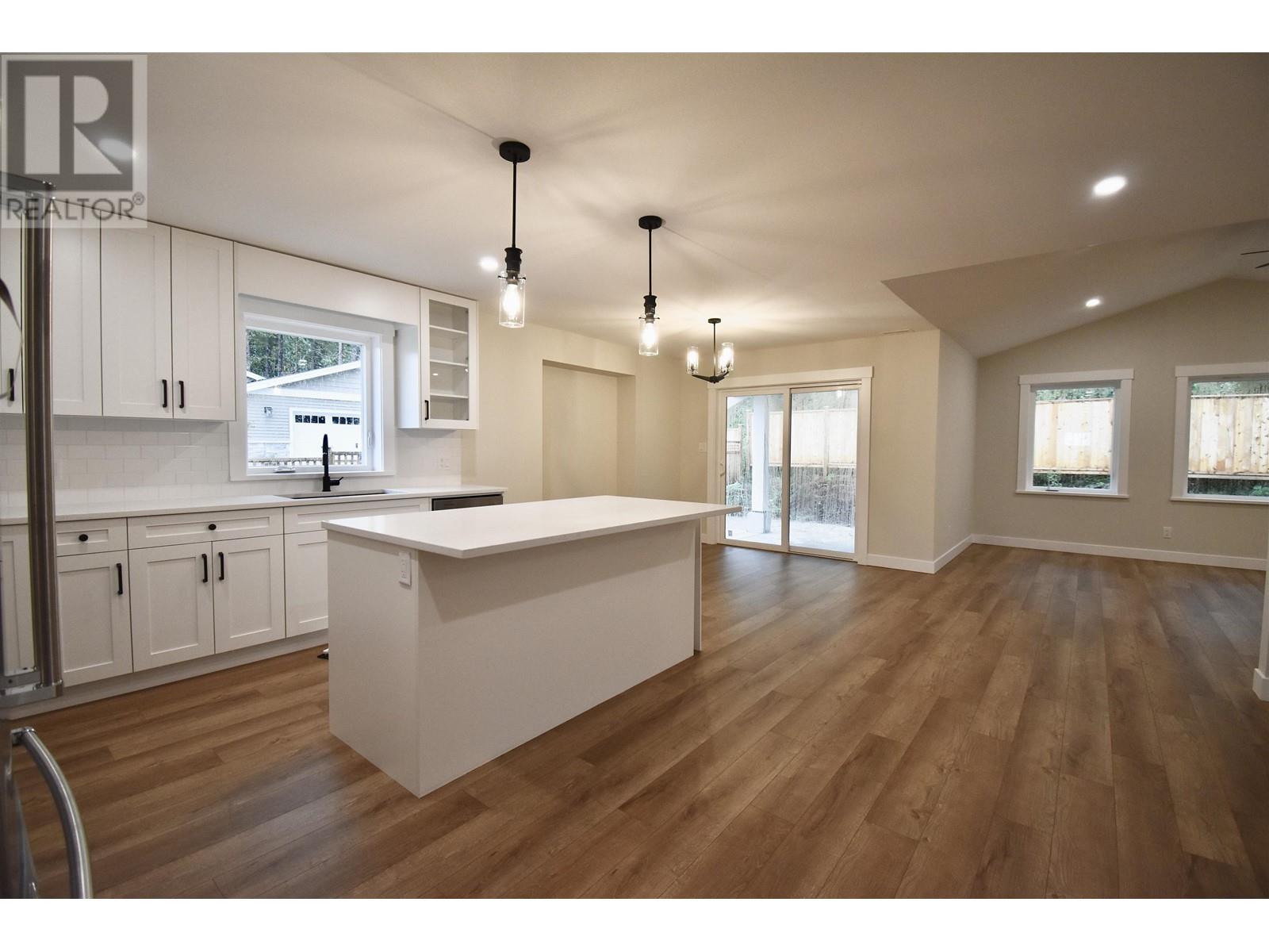1084 Celia Crescent, Gibsons, British Columbia  V0N 1V7 - Photo 5 - R2859289