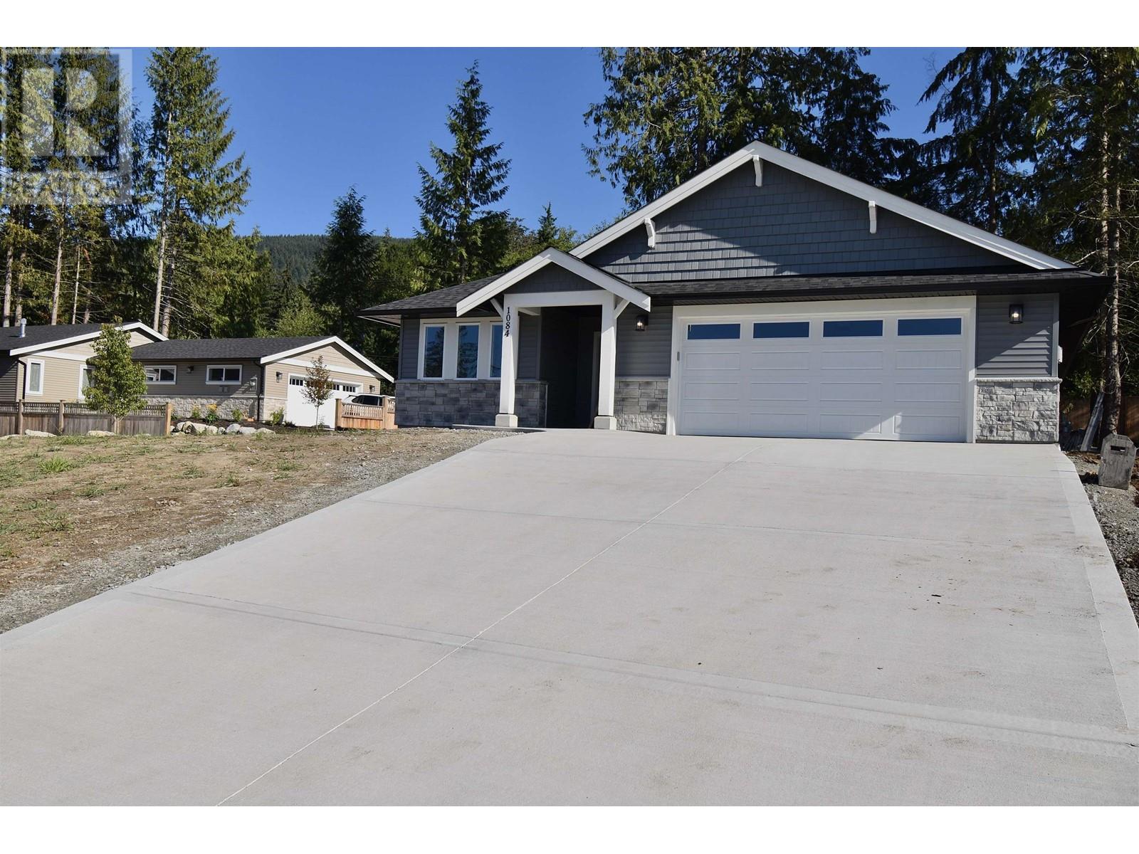 1084 Celia Crescent, Gibsons, British Columbia  V0N 1V7 - Photo 2 - R2859289