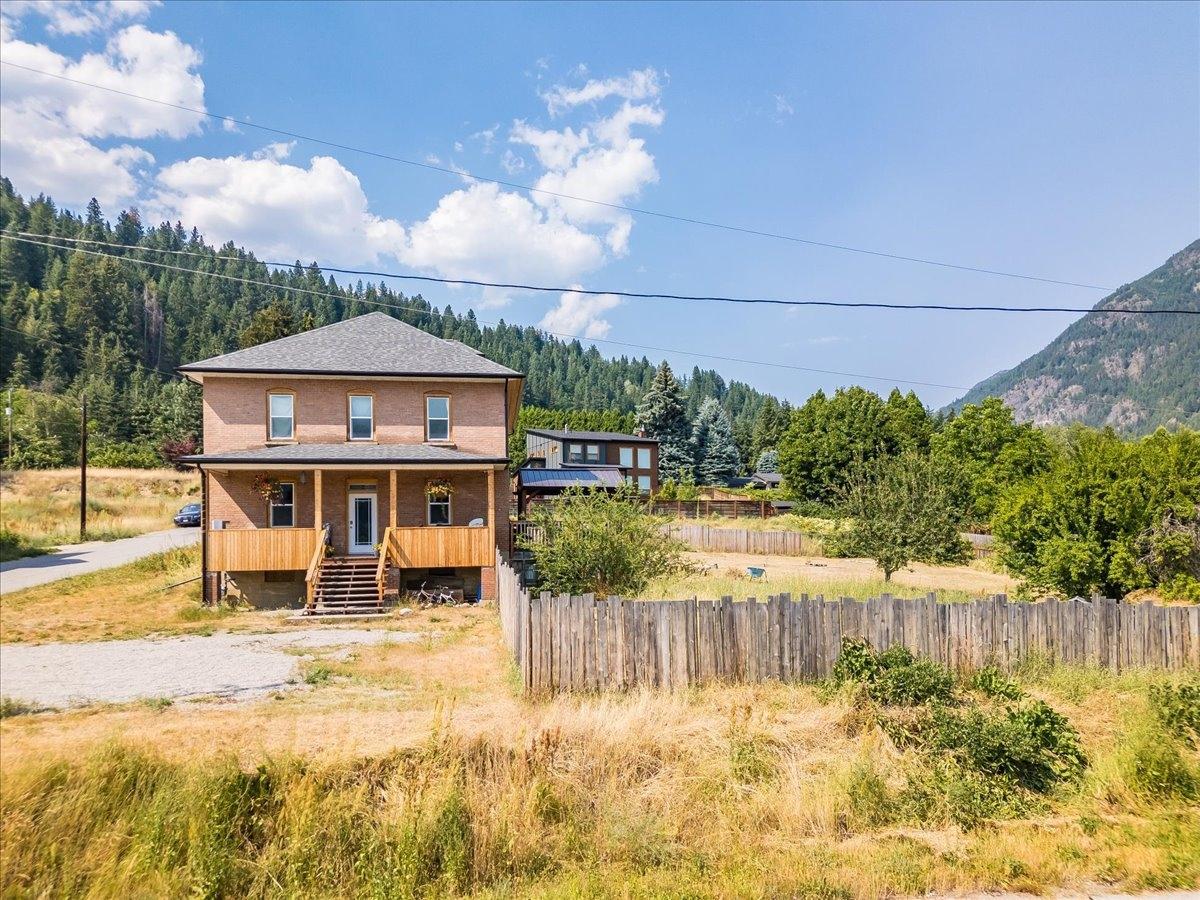 2489 Purdy Road, Robson, British Columbia  V1N 4T9 - Photo 1 - 2478805