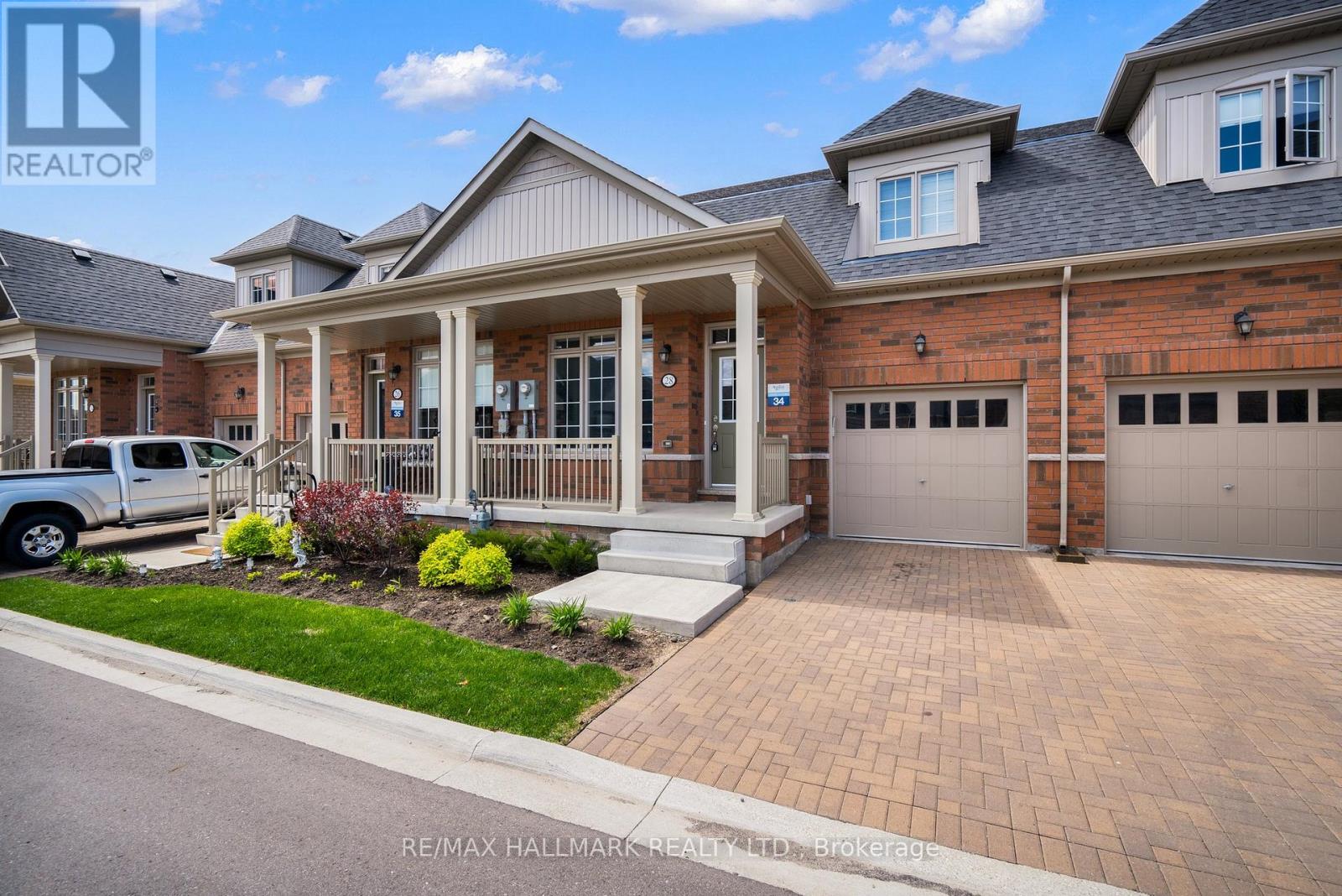 28 Bluestone Crescent, Brampton (Sandringham-Wellington), Ontario  L6R 4B8 - Photo 2 - W9237675