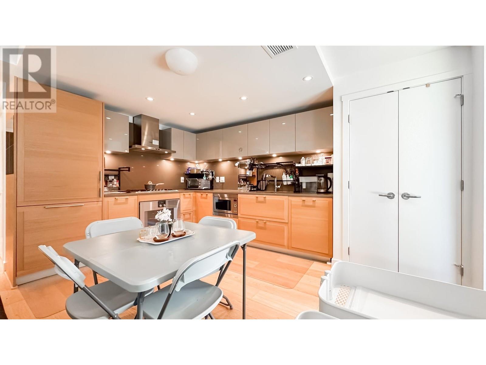 Listing Picture 13 of 31 : 1553 W 57TH AVENUE, Vancouver / 溫哥華 - 魯藝地產 Yvonne Lu Group - MLS Medallion Club Member