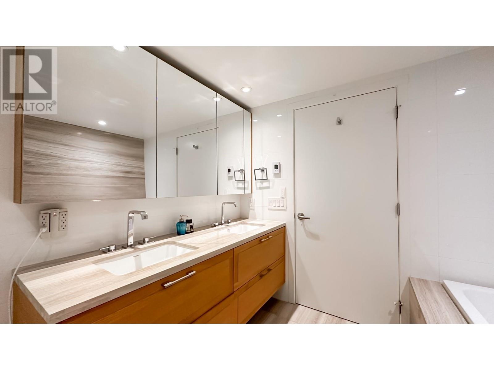 Listing Picture 23 of 31 : 1553 W 57TH AVENUE, Vancouver / 溫哥華 - 魯藝地產 Yvonne Lu Group - MLS Medallion Club Member