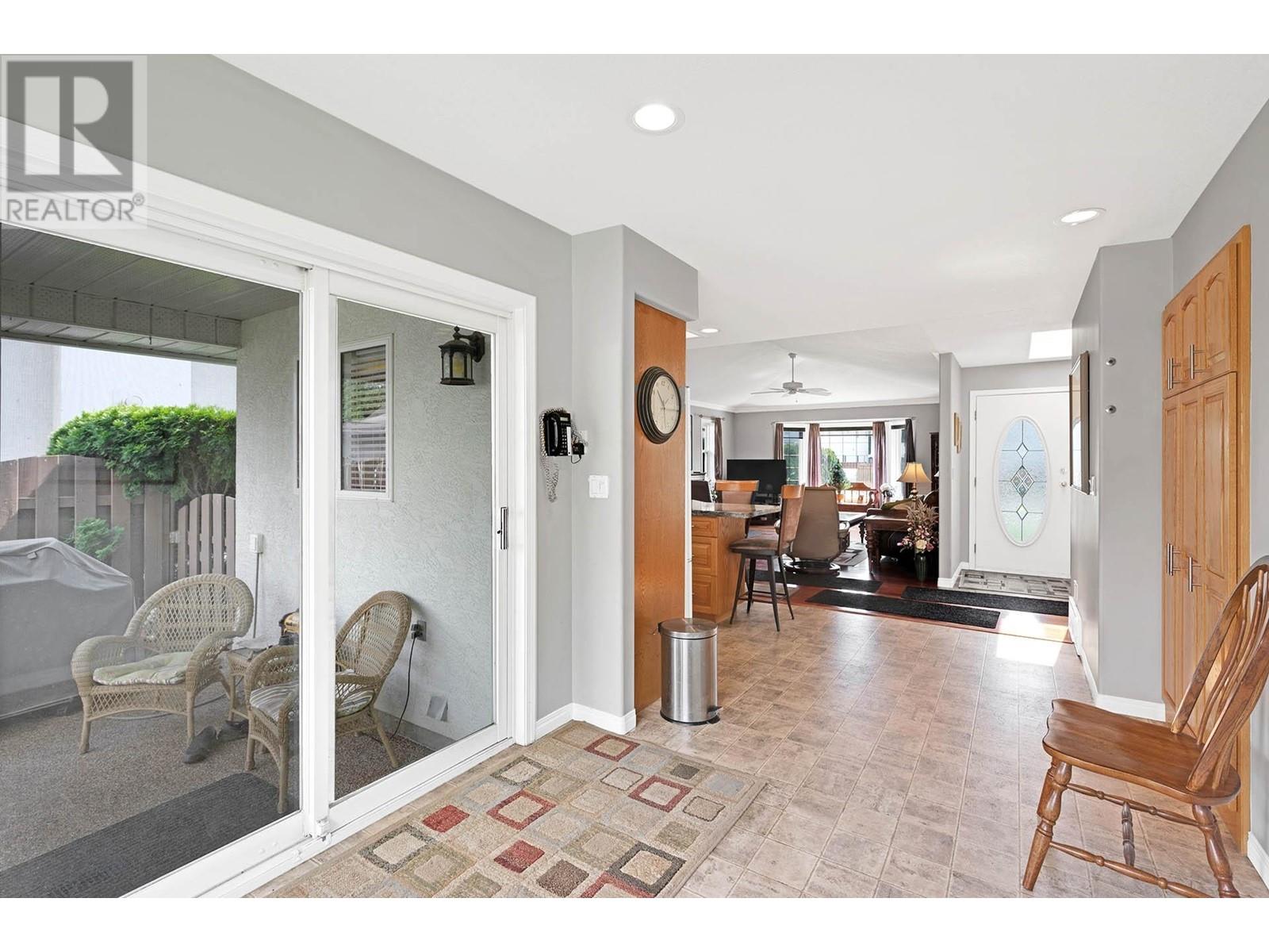 919 Invermere Crt, Kamloops, British Columbia  V2B 7T3 - Photo 13 - 180212