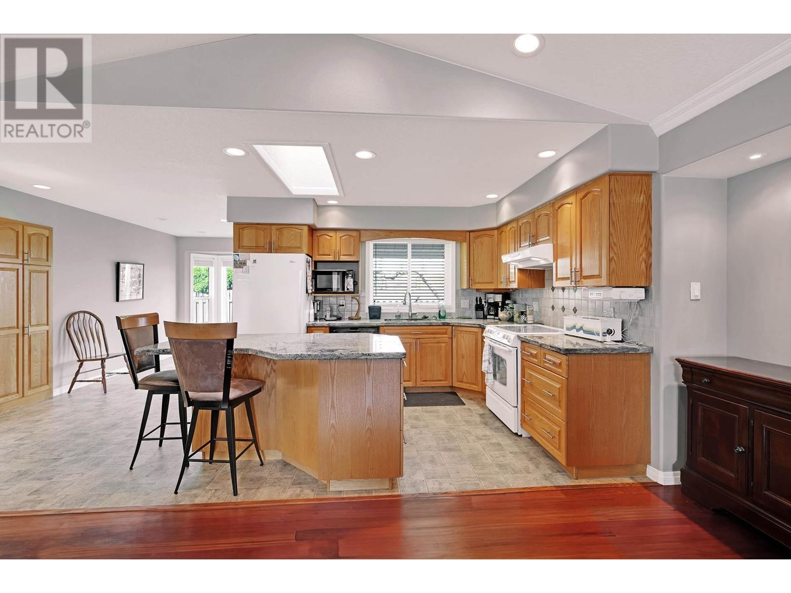 919 Invermere Crt, Kamloops, British Columbia  V2B 7T3 - Photo 7 - 180212