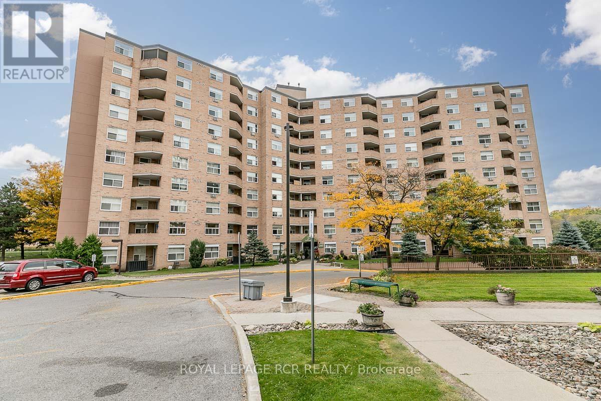 709 - 260 Davis Drive, Newmarket (Central Newmarket), Ontario  L3Y 7C3 - Photo 1 - N9242131