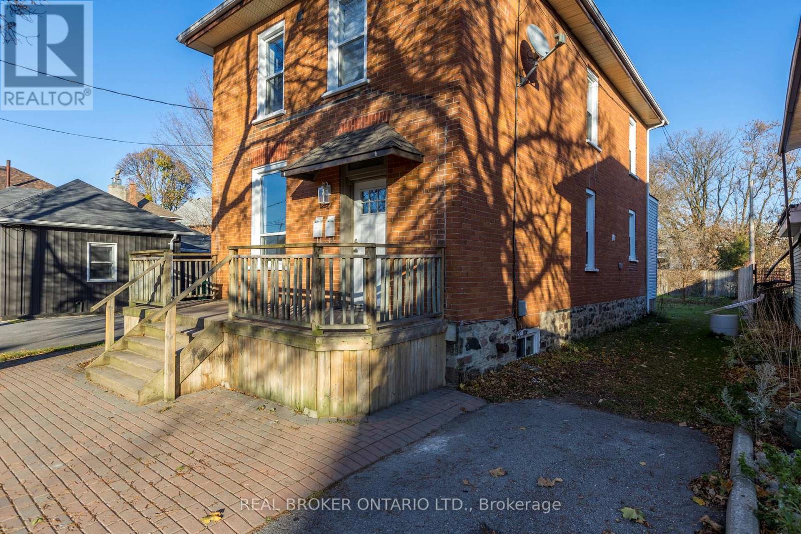 Upper - 24 Stewart Place, Peterborough (Downtown), Ontario  K9J 3L9 - Photo 5 - X9242298