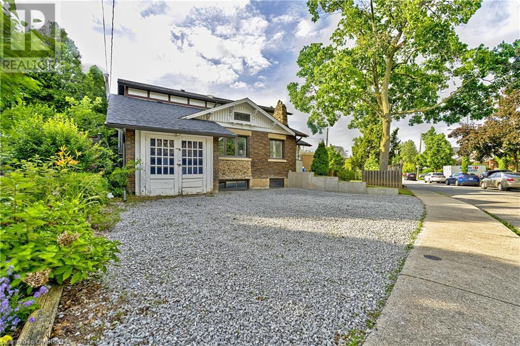 Image of property at 34 SOUTH OVAL