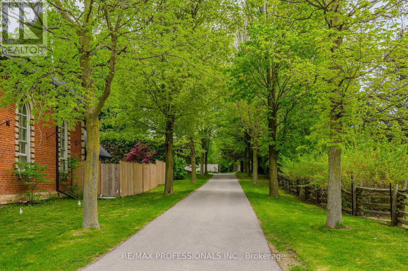 Фото объекта недвижимости 2038 15 SIDE ROAD