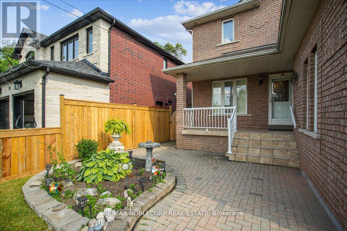 15 Vanhill Avenue, Toronto (Humber Summit), Ontario  M9L 1E6 - Photo 3 - W9243001