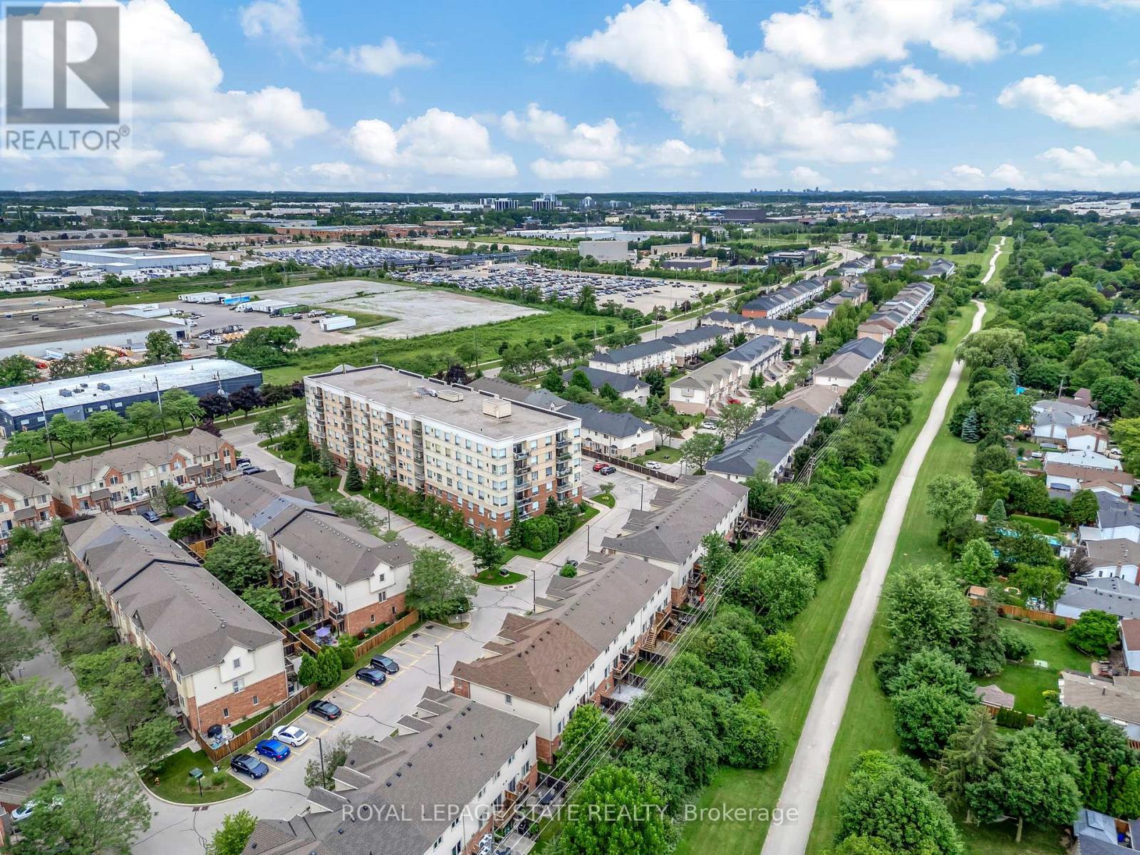 Фото объекта недвижимости 105 - 5070 FAIRVIEW STREET