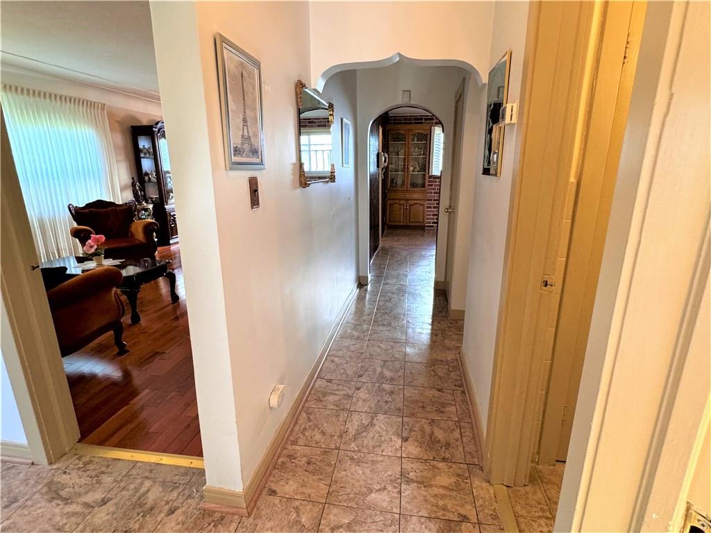 Image of property at 826 MOHAWK Road E